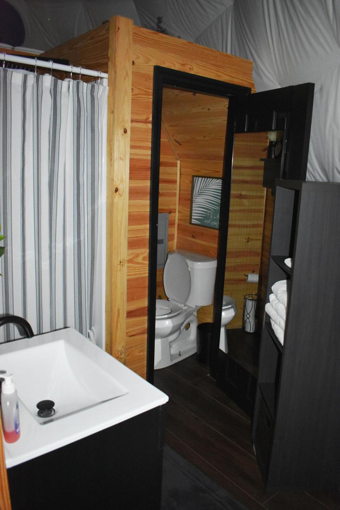 Waterfront Luxury Glamping Dome Hotel Rogersville Eksteriør billede